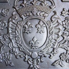 Plaque en fonte décorée Lys Royal pour cheminée – Dimensions cm 50 x 50 h x 2