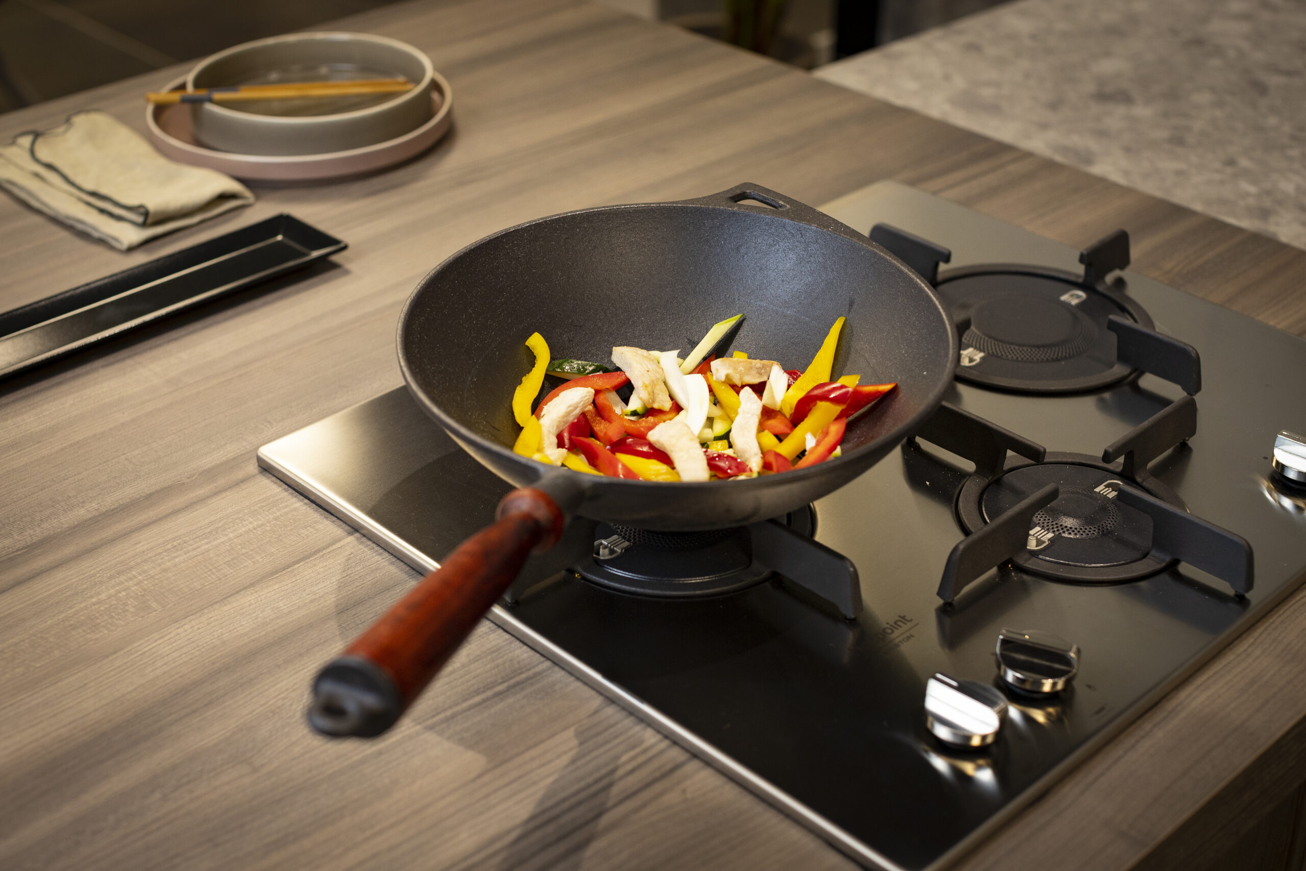 Poêle Japonaise En Fer Forgé 24cm - Wok Fonte Avec Couvercle Bois - Antiadhésif Naturel, Compatible Induction